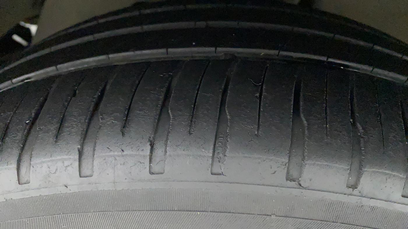 2015 Toyota Innova 2.5 VX 8 STR, Diesel, Manual, 83,333 km, Right Front Tyre Tread