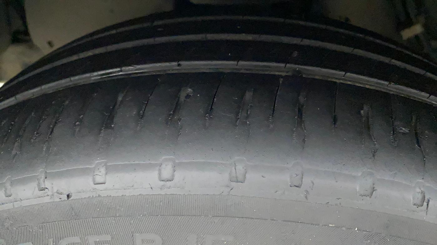 2015 Toyota Innova 2.5 VX 8 STR, Diesel, Manual, 83,333 km, Left Front Tyre Tread