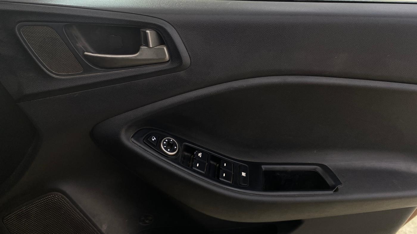 2015 Hyundai i20 Active 1.4 SX, Diesel, Manual, 1,28,412 km, Driver Side Door Panels Control