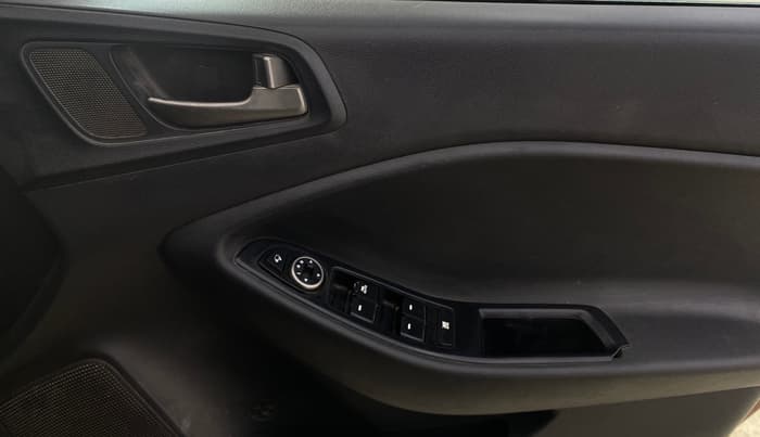 2015 Hyundai i20 Active 1.4 SX, Diesel, Manual, 1,28,412 km, Driver Side Door Panels Control
