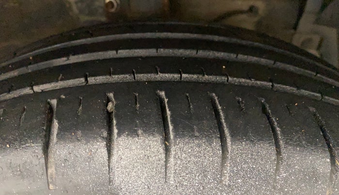 2015 Maruti Ciaz ZXI+, Petrol, Manual, 1,10,844 km, Right Front Tyre Tread