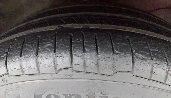 2012 Honda Brio V MT, Petrol, Manual, 67,091 km, Right Front Tyre Tread