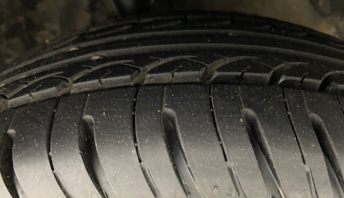 2017 Hyundai Xcent SX 1.2, Petrol, Manual, 57,230 km, Right Front Tyre Tread