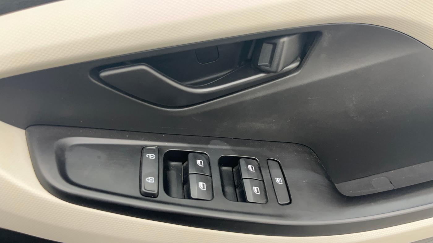 2022 Hyundai Creta E 1.5 PETROL, Petrol, Manual, 32,317 km, Driver Side Door Panels Control