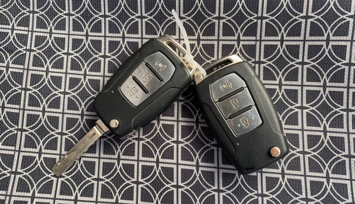 2020 Mahindra XUV300 W6 1.2 PETROL, Petrol, Manual, 57,600 km, Key Close Up