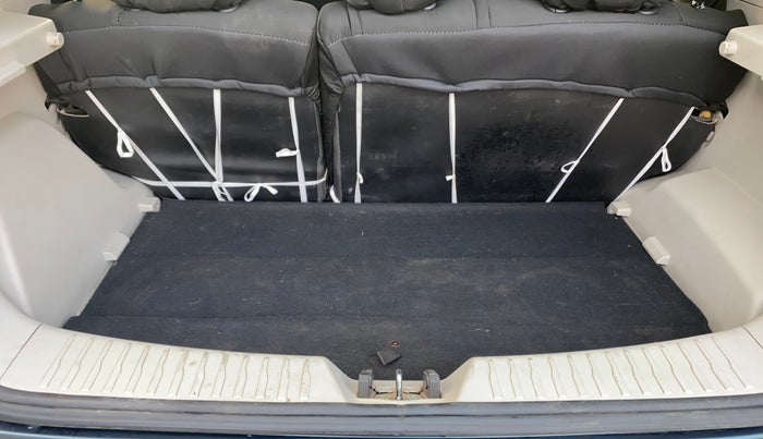 2020 Mahindra XUV300 W6 1.2 PETROL, Petrol, Manual, 57,600 km, Boot Inside