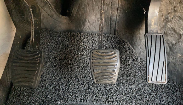 2020 Mahindra XUV300 W6 1.2 PETROL, Petrol, Manual, 57,600 km, Pedals