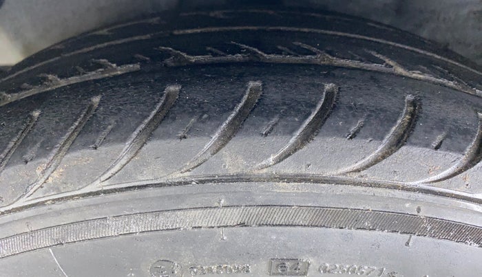 2011 Hyundai i10 MAGNA 1.2 KAPPA2, CNG, Manual, 89,654 km, Left Front Tyre Tread