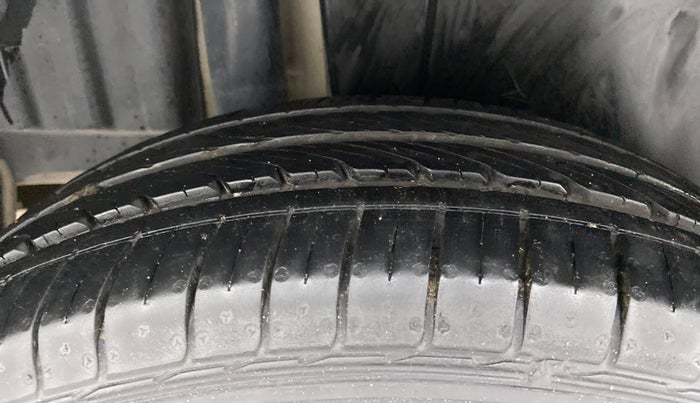 2016 Maruti Swift ZXI, Petrol, Manual, 58,671 km, Right Rear Tyre Tread