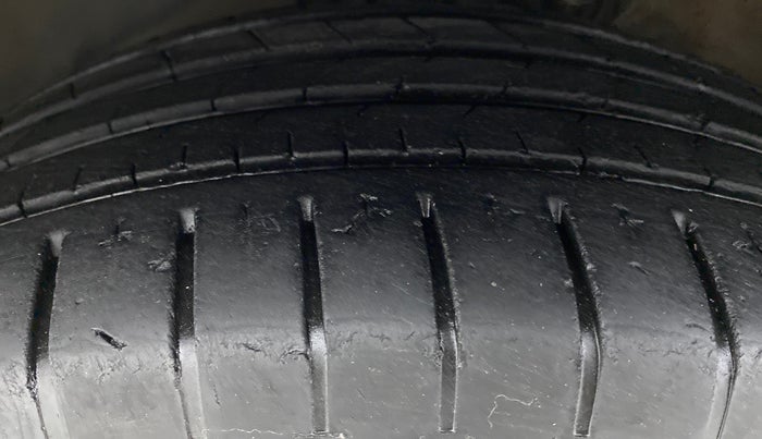 2017 Volkswagen Vento 1.2 TSI HIGHLINE PLUS AT, Petrol, Automatic, 26,605 km, Left Front Tyre Tread