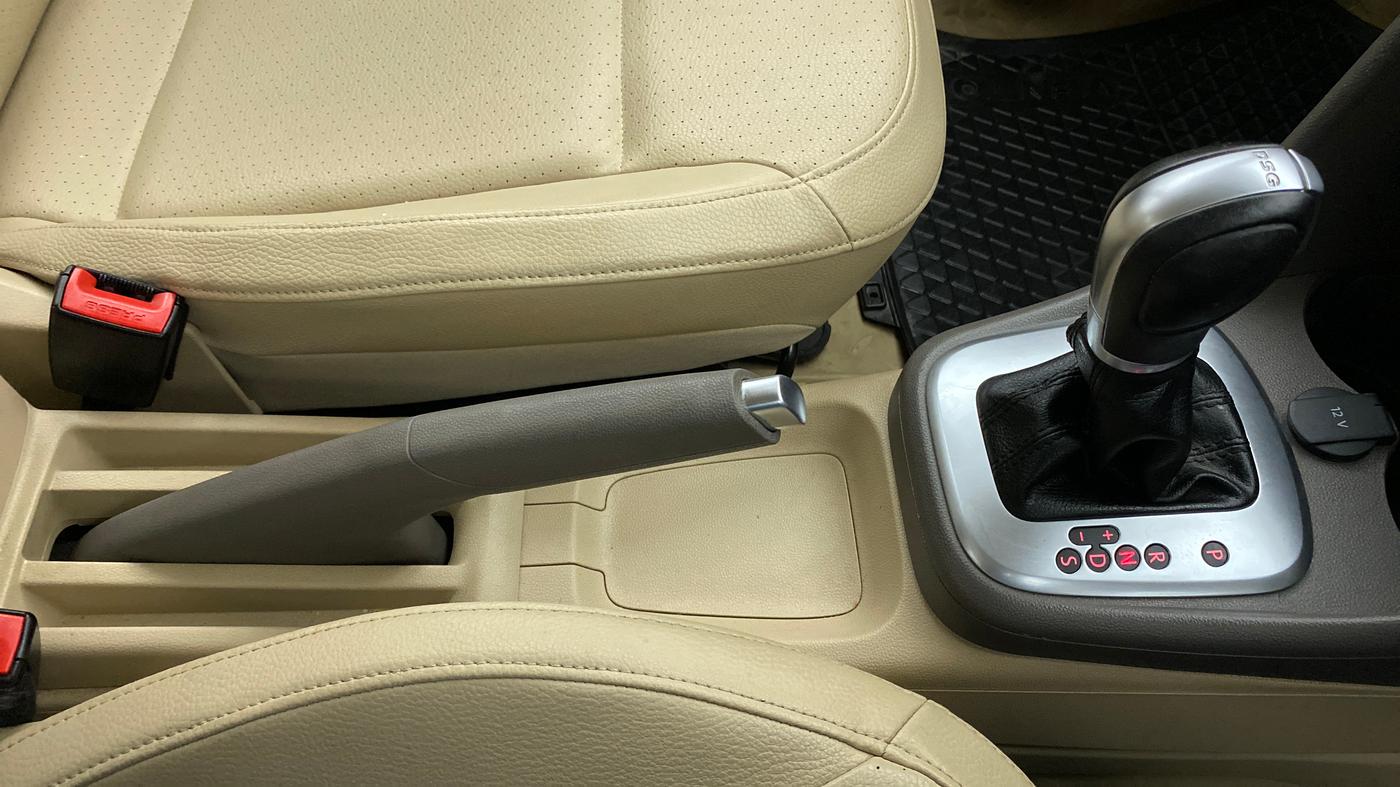 2017 Volkswagen Vento 1.2 TSI HIGHLINE PLUS AT, Petrol, Automatic, 26,605 km, Gear Lever