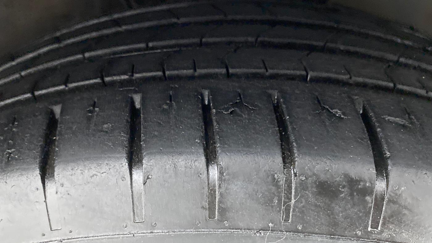 2017 Volkswagen Vento 1.2 TSI HIGHLINE PLUS AT, Petrol, Automatic, 26,605 km, Right Front Tyre Tread