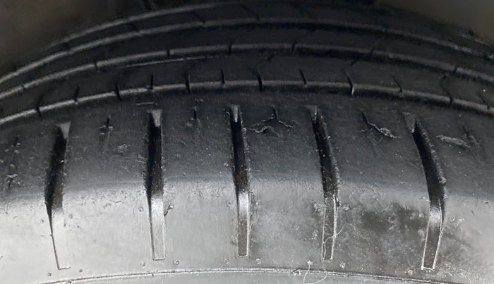 2017 Volkswagen Vento 1.2 TSI HIGHLINE PLUS AT, Petrol, Automatic, 26,605 km, Right Front Tyre Tread