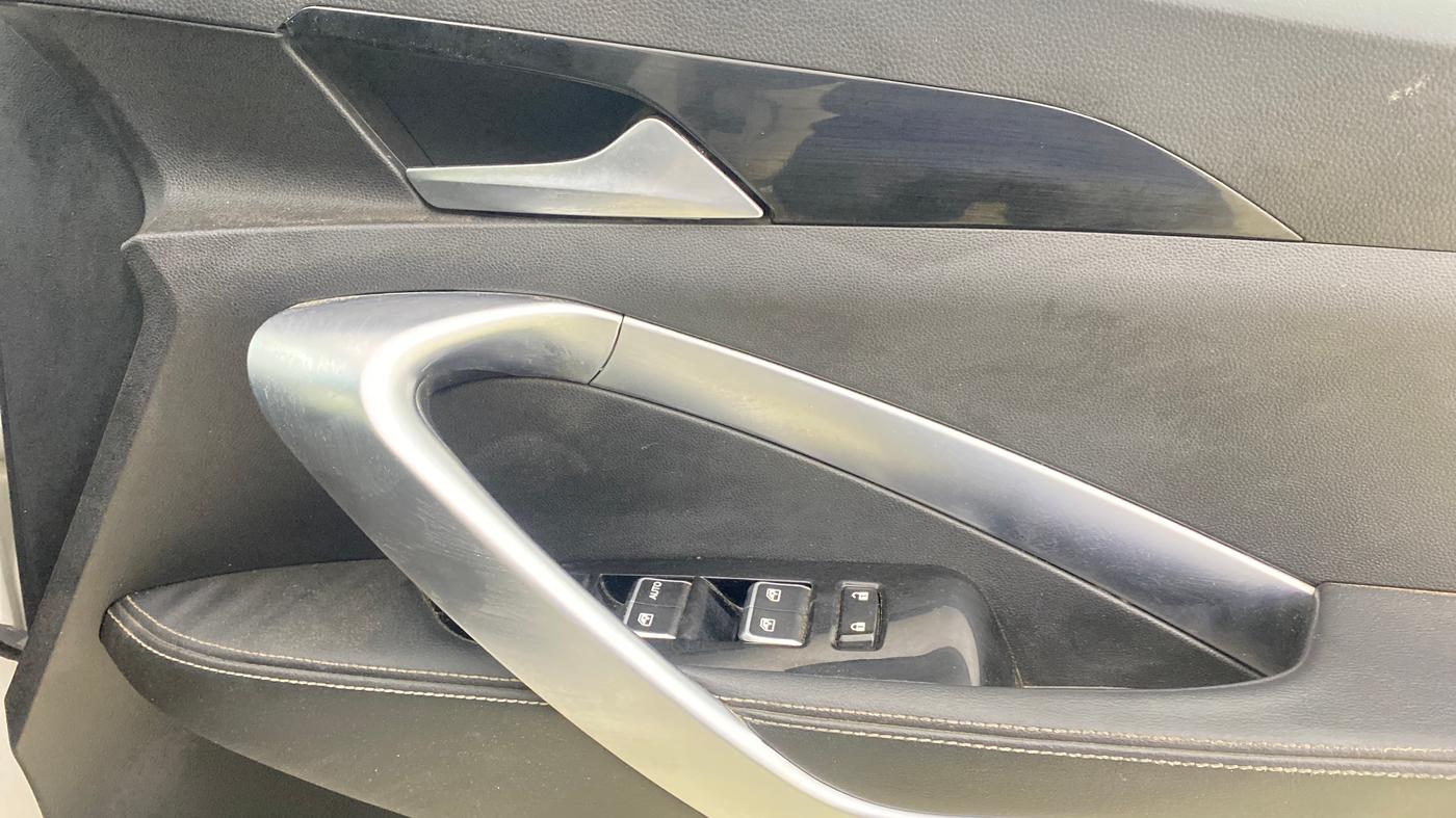 2019 MG HECTOR SHARP 2.0 DIESEL, Diesel, Manual, 1,47,672 km, Driver Side Door Panels Control