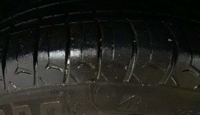 2016 Hyundai Grand i10 SPORTZ 1.2 KAPPA VTVT, CNG, Manual, 62,585 km, Left Front Tyre Tread