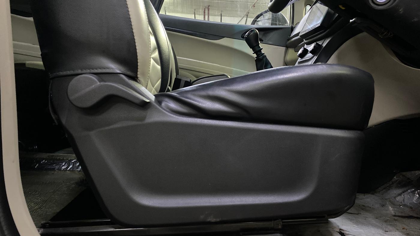 2021 Mahindra MARAZZO M4+ 7 STR, Diesel, Manual, 40,032 km, Driver Side Adjustment Panel