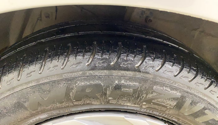 2016 Maruti Ciaz VDI+ SHVS, Diesel, Manual, 92,732 km, Left Front Tyre Tread
