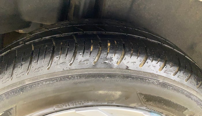 2016 Maruti Ciaz VDI+ SHVS, Diesel, Manual, 92,732 km, Right Rear Tyre Tread