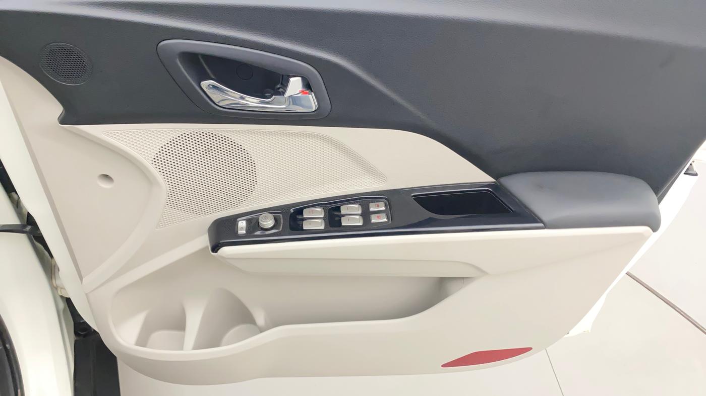 2022 Mahindra XUV300 W8 (O) 1.5 DIESEL, Diesel, Manual, 14,565 km, Driver Side Door Panels Control