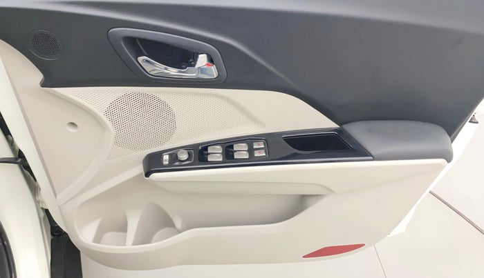 2022 Mahindra XUV300 W8 (O) 1.5 DIESEL, Diesel, Manual, 14,565 km, Driver Side Door Panels Control