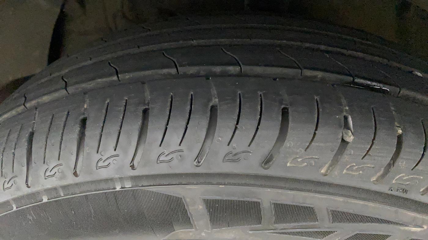 2022 Mahindra XUV300 W8 (O) 1.5 DIESEL, Diesel, Manual, 14,565 km, Left Front Tyre Tread