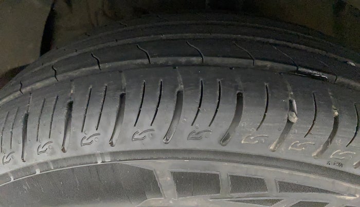 2022 Mahindra XUV300 W8 (O) 1.5 DIESEL, Diesel, Manual, 14,565 km, Left Front Tyre Tread