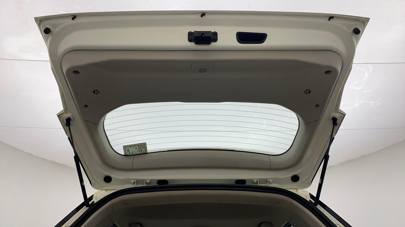 2022 Mahindra XUV300 W8 (O) 1.5 DIESEL, Diesel, Manual, 14,565 km, Boot Door Open