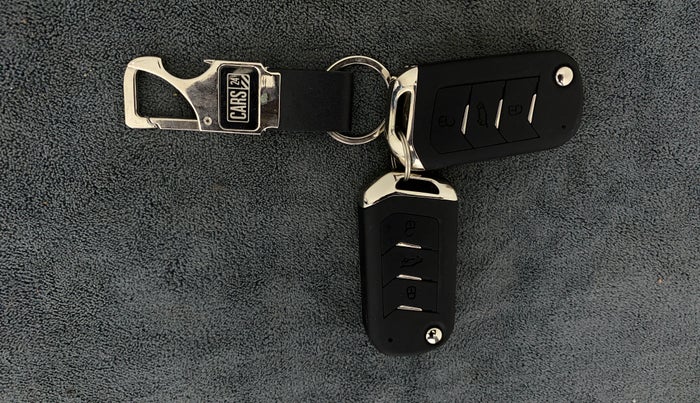 2022 Mahindra XUV300 W8 (O) 1.5 DIESEL, Diesel, Manual, 14,565 km, Key Close Up