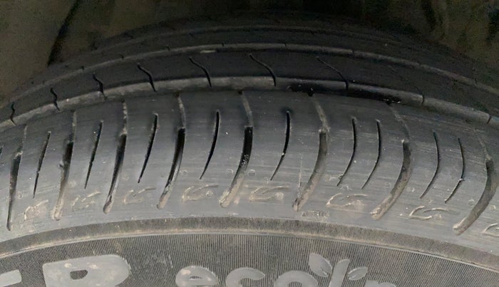 2022 Mahindra XUV300 W8 (O) 1.5 DIESEL, Diesel, Manual, 14,565 km, Right Front Tyre Tread