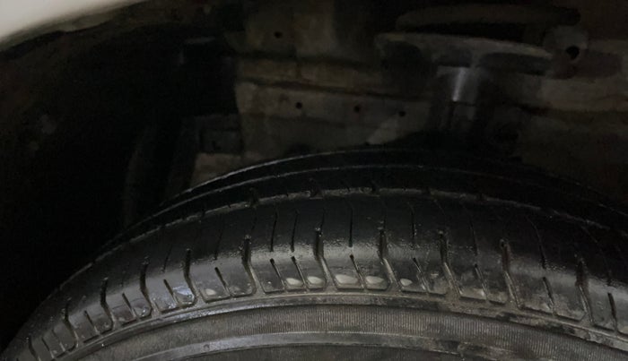 2016 Maruti Swift VXI, Petrol, Manual, 69,396 km, Left Front Tyre Tread