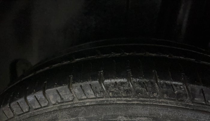2016 Maruti Swift VXI, Petrol, Manual, 69,396 km, Left Rear Tyre Tread