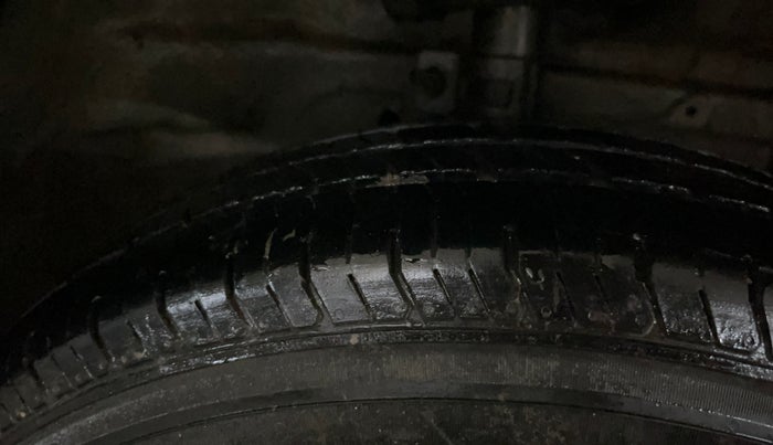 2016 Maruti Swift VXI, Petrol, Manual, 69,396 km, Right Front Tyre Tread