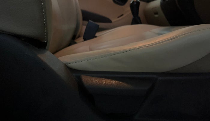 2018 Hyundai Eon ERA PLUS (O), Petrol, Manual, 26,023 km, Driver Side Adjustment Panel