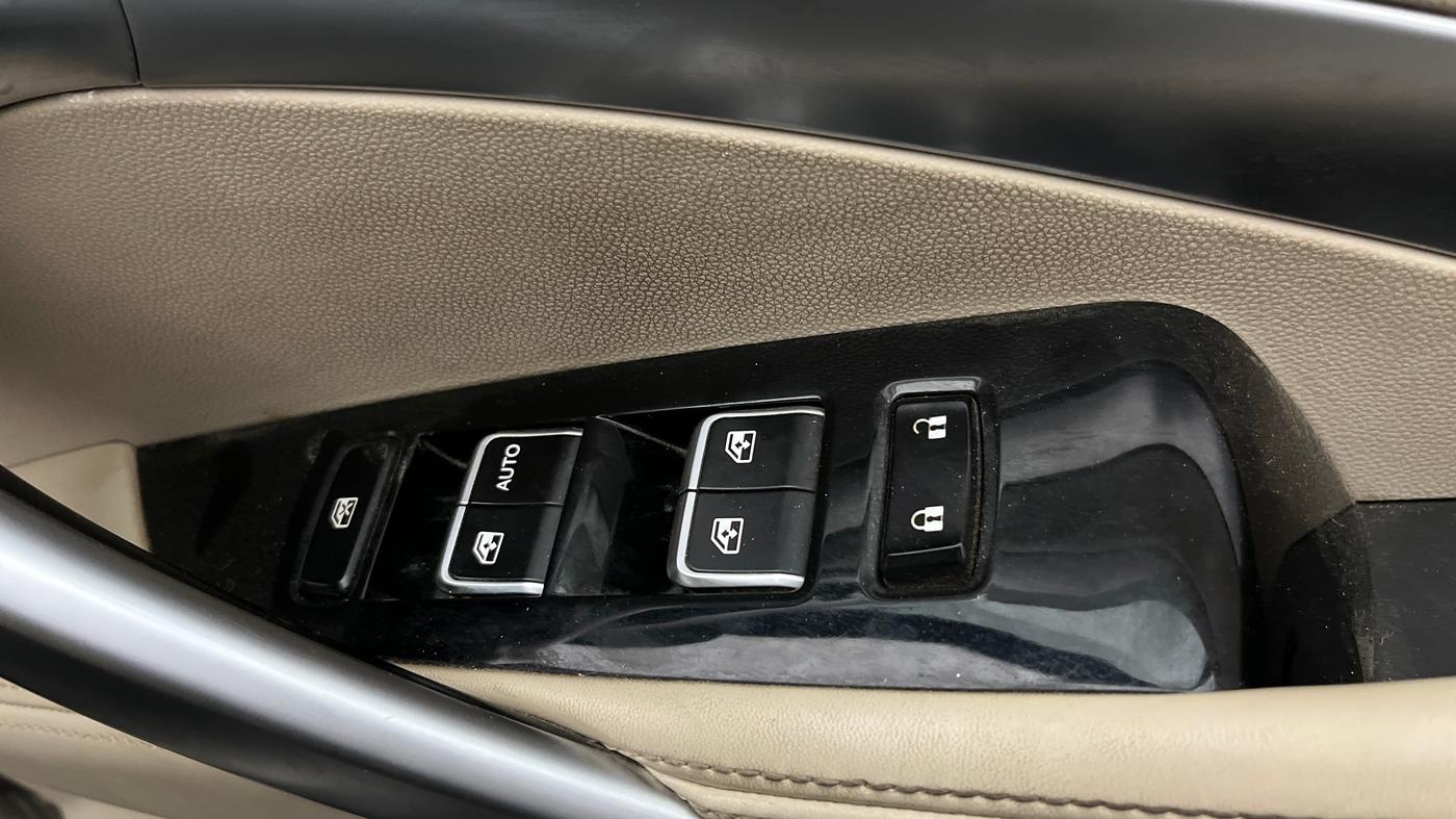 2021 MG HECTOR SHARP HYBRID 1.5 PETROL, Petrol, Manual, 37,997 km, Driver Side Door Panels Control