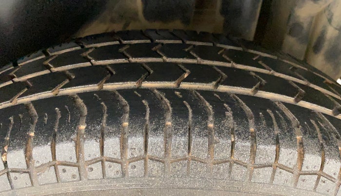 2015 Maruti Swift VXI, Petrol, Manual, 30,508 km, Left Rear Tyre Tread