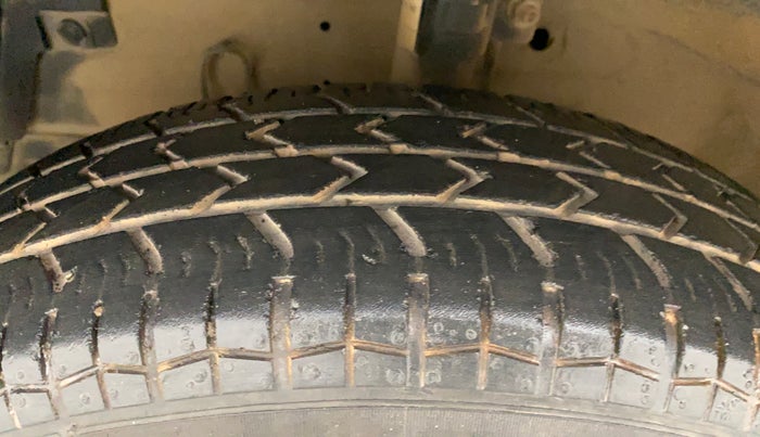 2015 Maruti Swift VXI, Petrol, Manual, 30,508 km, Left Front Tyre Tread