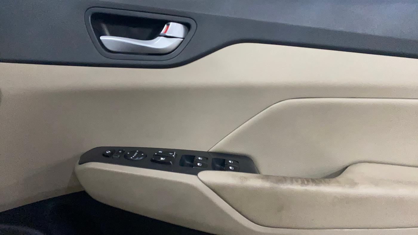 2018 Hyundai Verna 1.6 SX (O) CRDI MT, Diesel, Manual, 85,205 km, Driver Side Door Panels Control