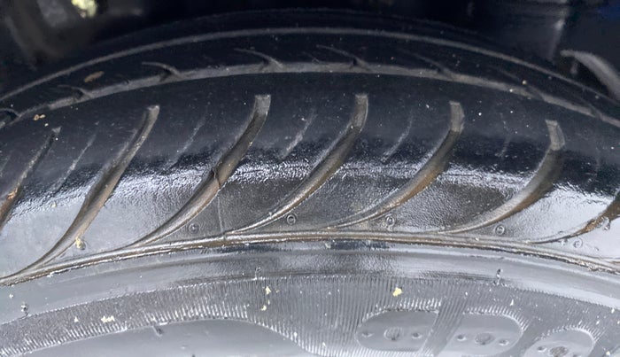 2015 Hyundai Eon MAGNA PLUS, Petrol, Manual, 29,128 km, Left Rear Tyre Tread