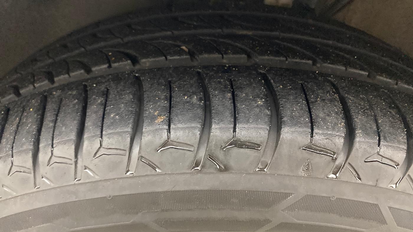 2016 Volkswagen Polo COMFORTLINE 1.2L, Petrol, Manual, 1,24,997 km, Left Front Tyre Tread