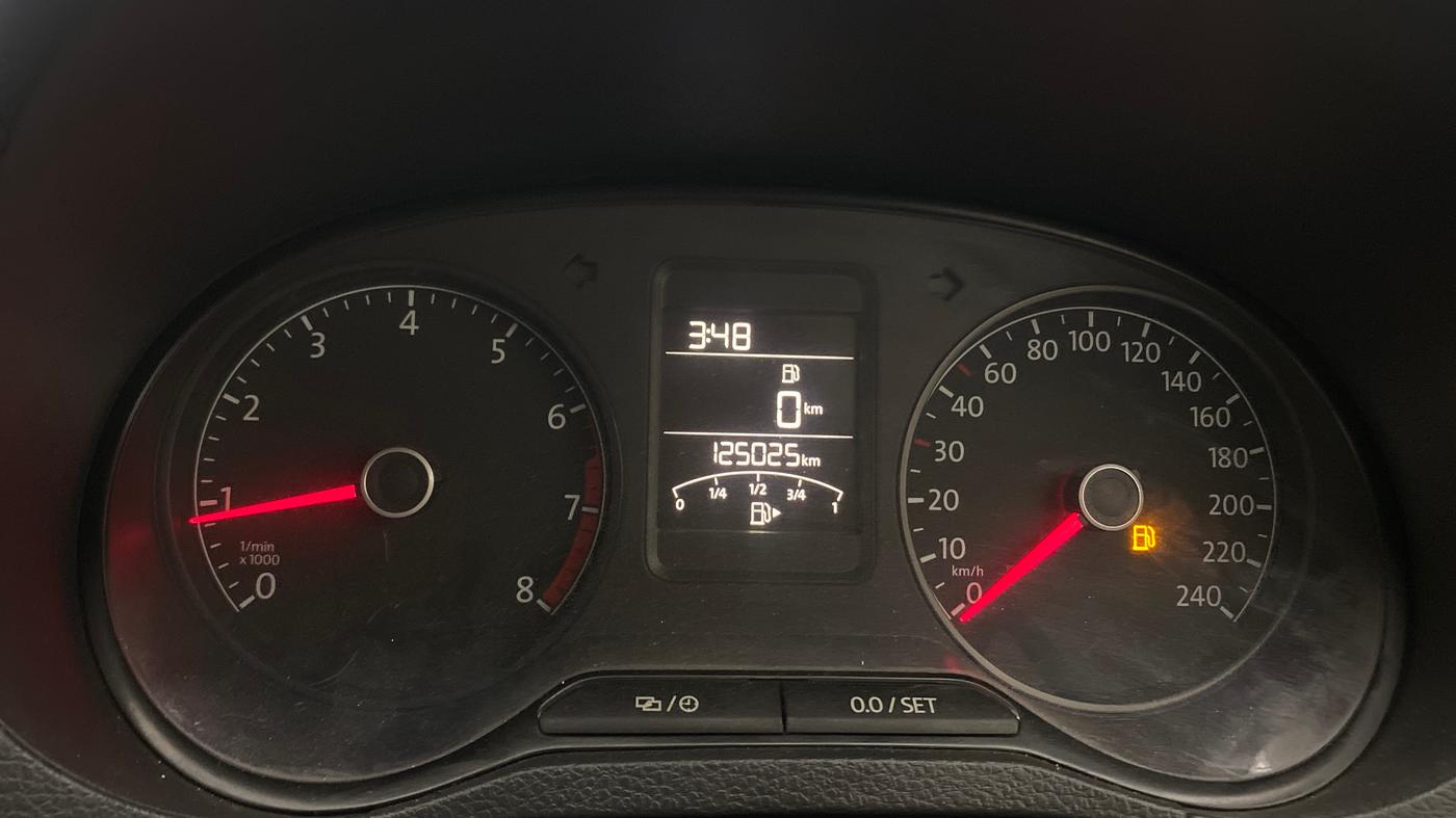 2016 Volkswagen Polo COMFORTLINE 1.2L, Petrol, Manual, 1,24,997 km, Odometer Image