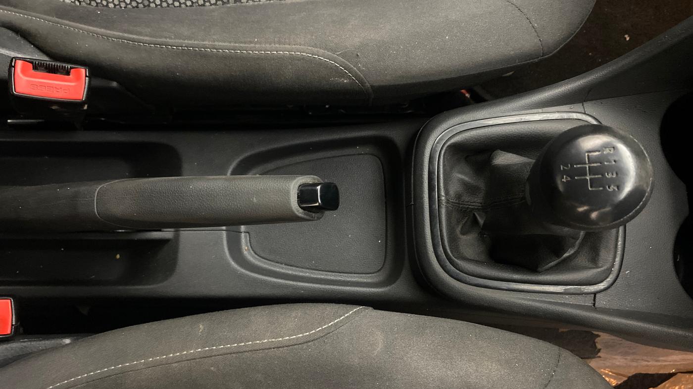 2016 Volkswagen Polo COMFORTLINE 1.2L, Petrol, Manual, 1,24,997 km, Gear Lever
