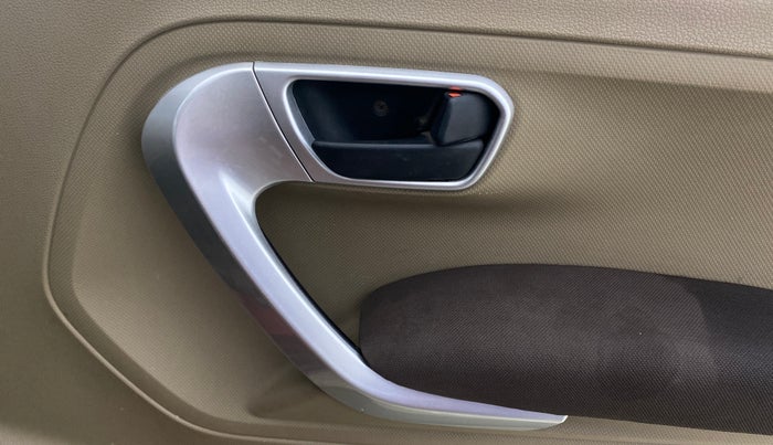 2015 Mahindra TUV300 T8, Diesel, Manual, 70,354 km, Driver Side Door Panels Control