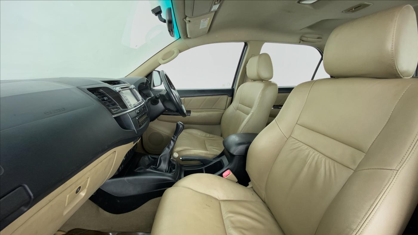 2014 Toyota Fortuner 3.0 4X2 MT, Diesel, Manual, 91,733 km, Right Side Front Door Cabin