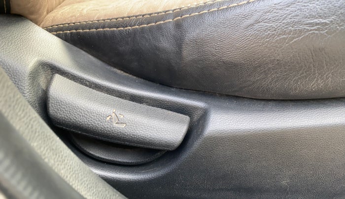 2015 Hyundai Grand i10 SPORTZ 1.2 KAPPA VTVT, Petrol, Manual, 1,44,319 km, Driver Side Adjustment Panel