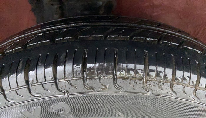 2011 Maruti Alto LXI CNG, CNG, Manual, 55,450 km, Right Front Tyre Tread