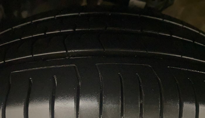 2017 Volkswagen Ameo HIGHLINE PLUS 1.5L AT 16 ALLOY, Diesel, Automatic, 71,356 km, Left Front Tyre Tread