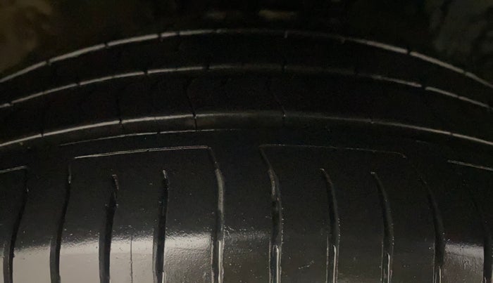 2017 Volkswagen Ameo HIGHLINE PLUS 1.5L AT 16 ALLOY, Diesel, Automatic, 71,356 km, Right Front Tyre Tread