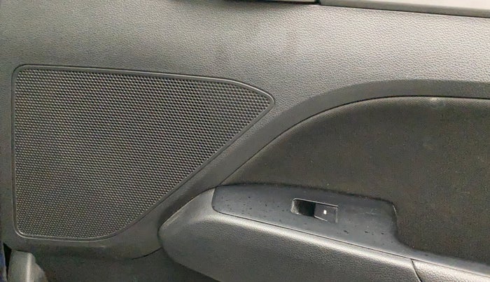 2017 Hyundai New Elantra 2.0 SX AT PETROL, Petrol, Automatic, 1,00,502 km, Infotainment system - Rear speakers missing / not working