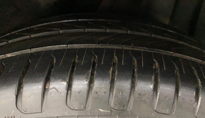 2017 Hyundai New Elantra 2.0 SX AT PETROL, Petrol, Automatic, 1,00,502 km, Left Rear Tyre Tread