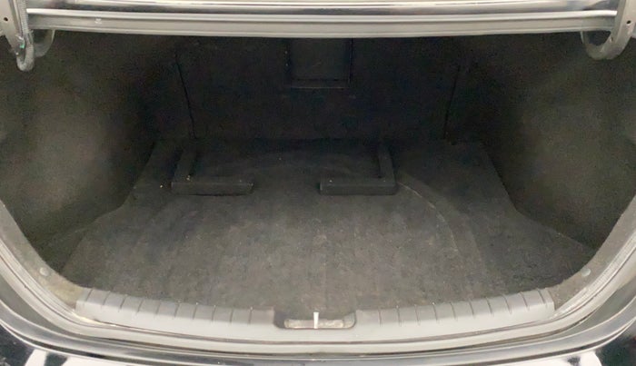 2017 Hyundai New Elantra 2.0 SX AT PETROL, Petrol, Automatic, 1,00,502 km, Boot Inside